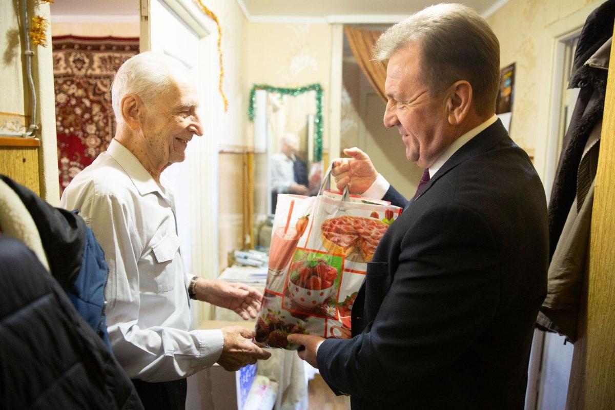 Глава Ставрополя Иван Ульянченко поздравил ветеранов с Новым годом
