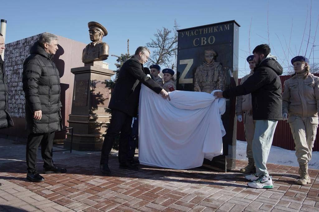 Памятник «Участникам СВО» из карельского гранита с знаком Z открыт в Михайловске