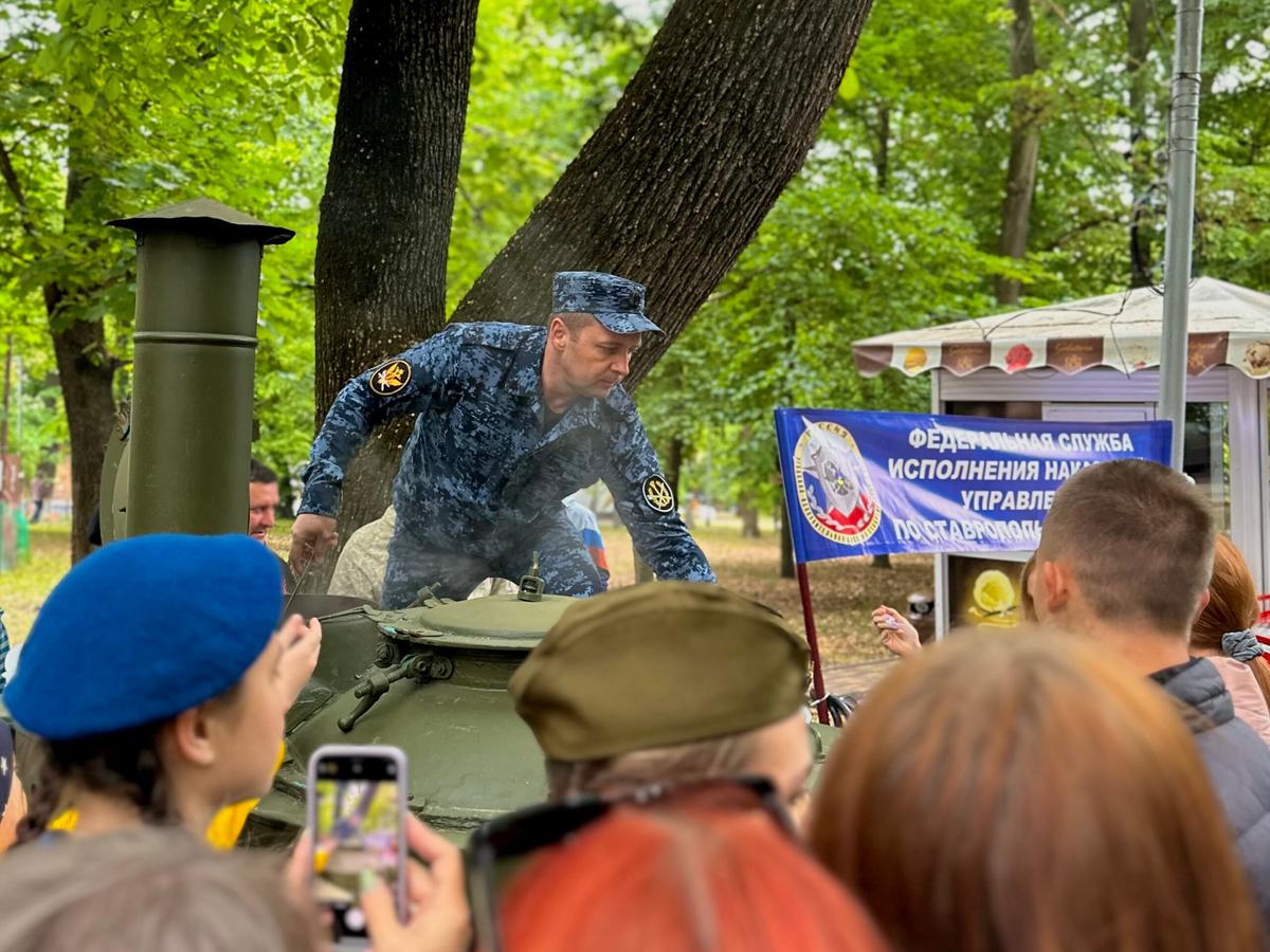 В центральном парке Ставрополя солдатской кашей угощали сотрудники УФСИН