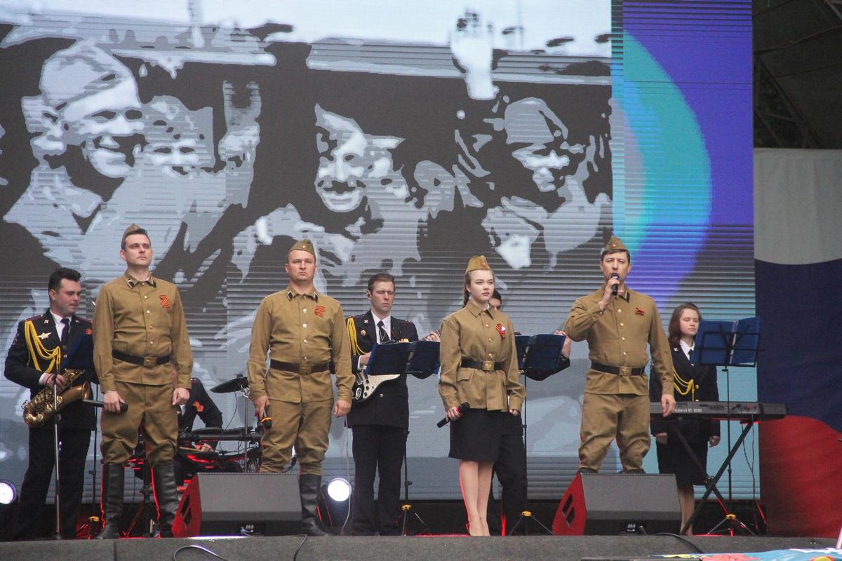В парке Победы Ставрополя с праздничным концертом выступили артисты МВД