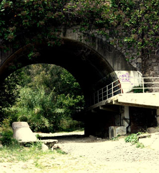 Каменный мостик возле термального источника