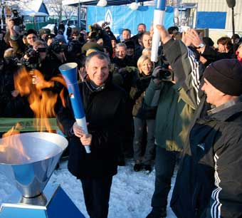 «Спасибо Газпрому!» сказал вице-премьер Игорь Сечин, поджигая факел, символизирующий пуск природного газа в дома жителей небольшого ставропольского по