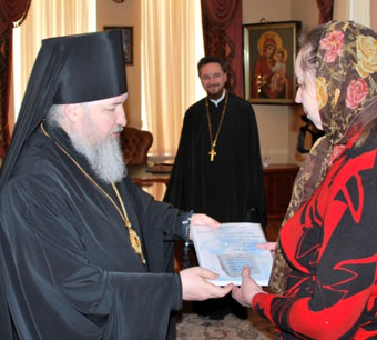 Епископ Кирилл вручил сертификат родителям Димы Захарова