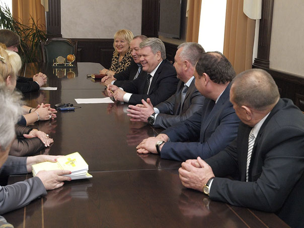 Губернатор поздравил Совет руководителей Октябрьского района с десятилетием
