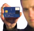 Кредитную карту – лично в руки