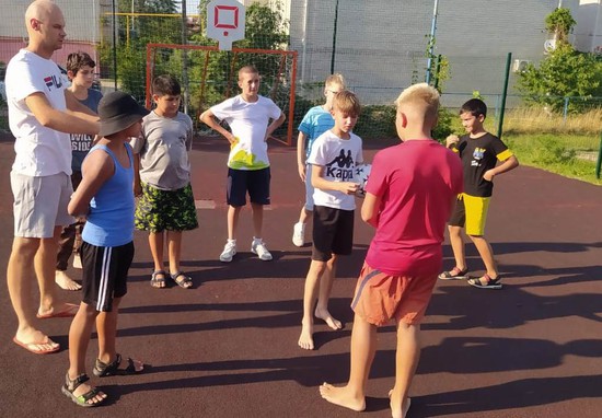 Тренировка с детьми во дворе. Пресс-служба администрации города Ставрополя