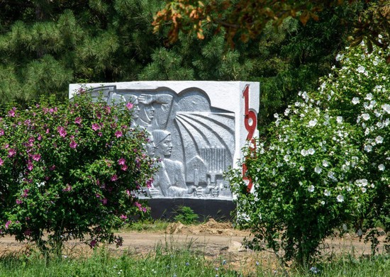 Территория, прилегающая к памятнику воинам ВОВ. Администрация Изобильненского округа