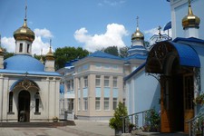 Водосвятная часовня и православная гимназия около храма