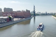 Памятник Петру I на Москве-реке