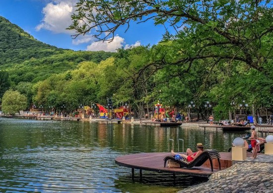 Отдыхающие на озере. Пресс-служба администрации города-курорта Железноводска