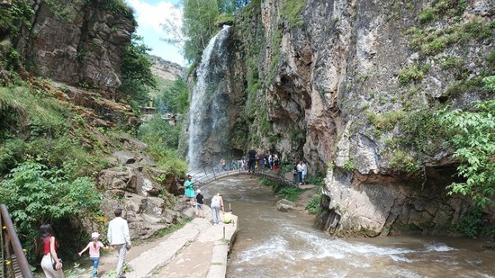 В выходные, например, можно посетить Медовые водопады