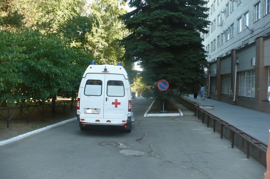 Около краевой больницы в Ставрополе действует платная парковка