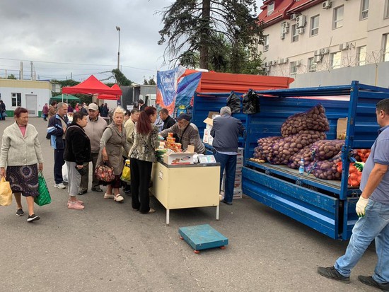 Покупатели на ставропольской ярмарке в Луганске. Пресс-служба минэкономразвития СК 