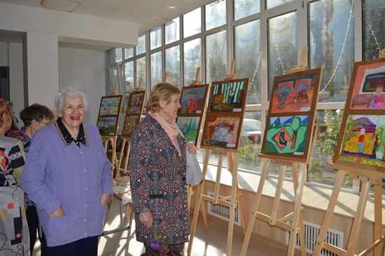 Выставка рисунков с любовью к старшему поколению в ДШИ. Пресс-служба администрации Ставрополя