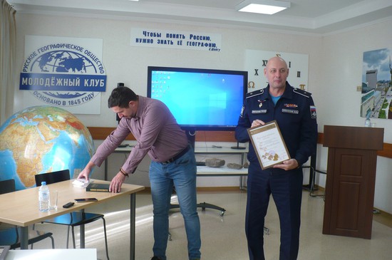 Руководитель СПКУ Вячеслав Преснухин передал гостю из Москвы уникальный календарь о Ставрополье и Благодарность 