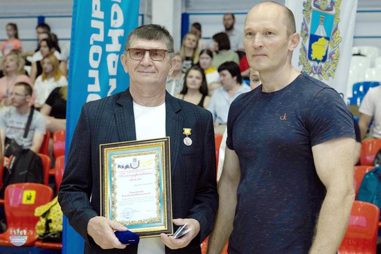  Борис Семеняк вручает благодарность директору детской школы  по мини-футболу Владимиру Константинову