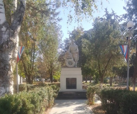 Памятник в селе Ивановском. Администрация Кочубеевского округа