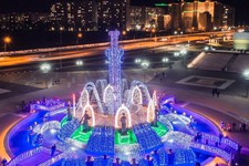 Яркая иллюминация фонтана на Владимирской площади. Фото из Телеграм-канала Ивана Ульянченко
