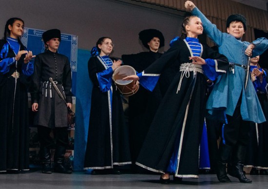 Школьники в Анапе показали казачью традиционную лезгинку. Миннац Ставропольского края