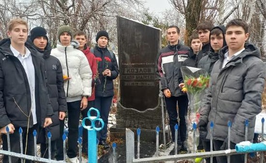 Ученики СОШ № 20 у могилы Героя Советского Союза Фёдора Андреевича Козлова 