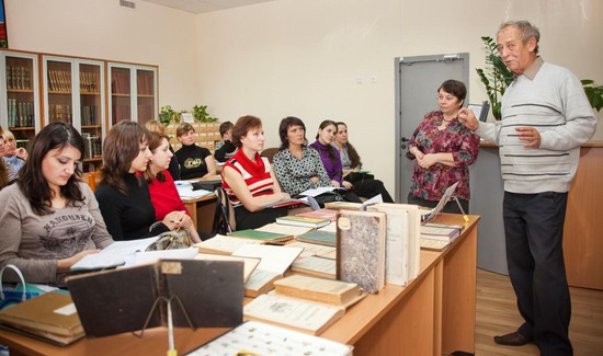 Занятия в отделе редкой книги ведёт Виктор Васильевич Колпачёв (20 октября 2010 года)