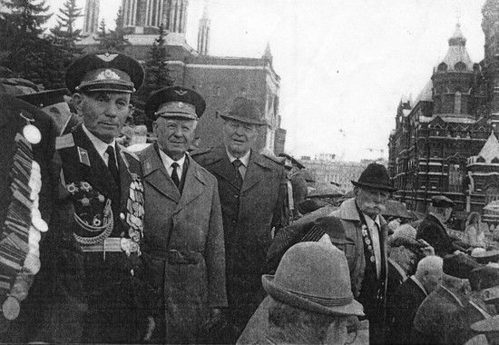 С прославленным летчиком Николаем Герасимовичем Голодниковым на Красной площади