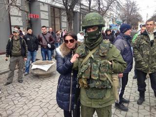 Крымчане фотографируются с российские военнослужащими, Крым, Украина