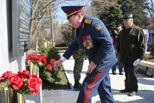 Игорь Клименов и почетные гости возложили цветы к мемориалу погибшим сотрудникам службы