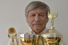 Только малая часть наград, завоеванных ставропольским клубом «КМ»,  вместилась в руках его многолетнего руководителя Юрия Терещенко., футбол