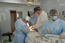Идет операция по абдоменопластике: слева – Олег Шигалов; справа – Валерий Березуцкий (фото автора)., пластическая хирургия, медицина