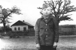 Первый послевоенный снимок Вени Гнездилова около родного дома, 1945 год, дети войны, ВОВ, война