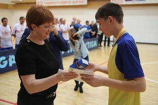 Ольга Копейкина вручает приз  лучшему юному футболисту, юноши, футбол