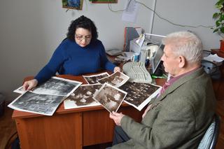 Юрий Михайлович показывает свою находку  и дарит коллекцию «Вечерке», фото, ретро, война