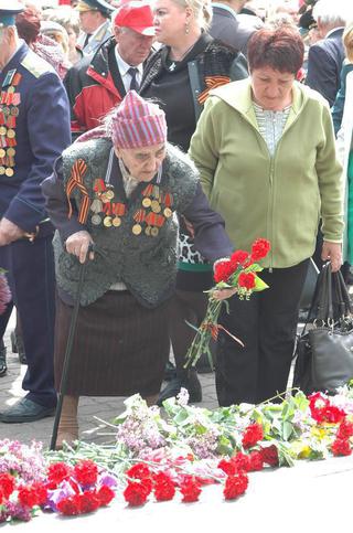 Цветы и память. (фото Юрия Рубинского), День Победы, ВОВ, парад
