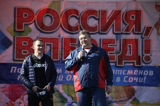 Александр Хорошилов получает бейсболку от губернатора