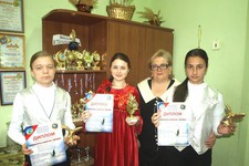 Преподаватель Елена Саитбаталова и её ученицы  Наталья Кондырина, Валерия Фреунд и Сабина Мамедова