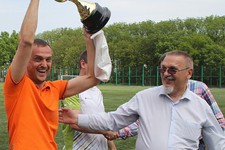 Награды победителям Спартакиады вручает Георгий Колягин. 