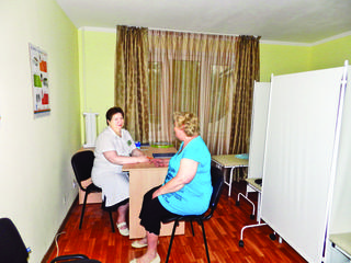 Медицинская сестра по физитерапии консультирует клиента, здоровье, социалка