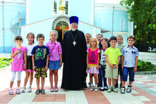 Настоятель Успенского храма протоиерей Павел Рожков  с воспитанниками православной гимназии.
