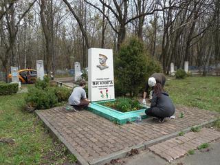 Субботник на Даниловском кладбище, кладбище