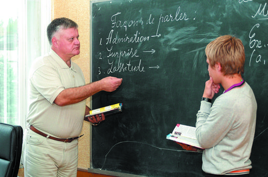 Учитель Быков дает урок французского языка.
