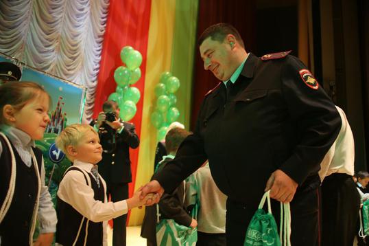 Детей поздравляет начальник ОГИБДД УМВД России по г. Ставрополю Дмитрий Ключкин.