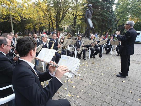 Играет духовой оркестр под управлением Дмитрия Осиновского, Аккорд, музыка