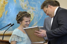 Губернатор поздравляет юную художницу Эльзу Лопатину