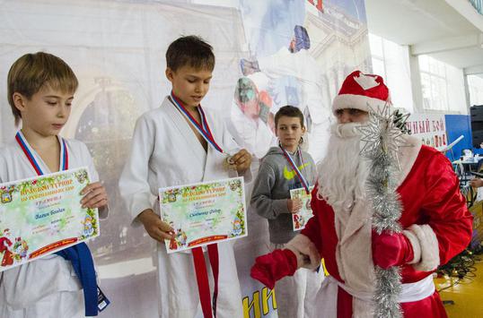 Награды победителям и призерам вручает Дед Мороз, Дед Мороз, рукопашный бой