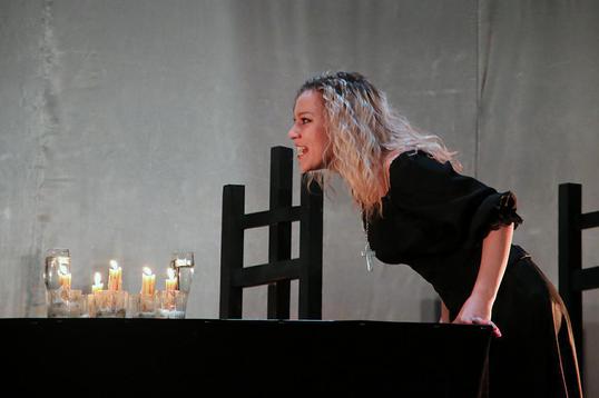Сцена из спектакля «7. la tragedia de la casa del Bernarda Alba».