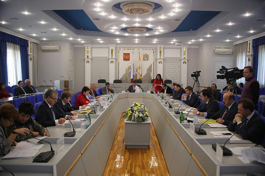 Заседание комитета по промышленности, энергетике, строительству и жилищно-коммунальному хозяйству под председательством Геннадия Ягубова, заседание