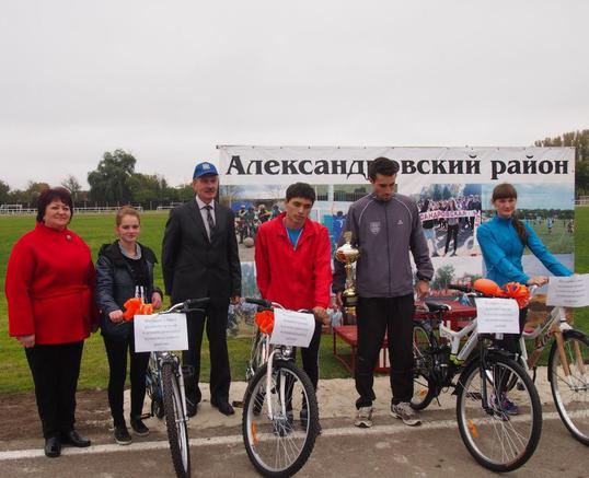 Победители с призами главы администрации Александровского района.