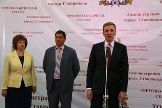Участников торгово-закупочной сессии приветствуют (слева направо) Алла Дубинина, Василий Егоров, Александр Некристов, проверочаня закупка