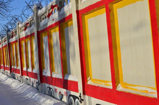 Бетонный забор Самарского трамвайного депо: неплохо бы что-то подобное сделать и с нашим троллейбусным парком., Самара